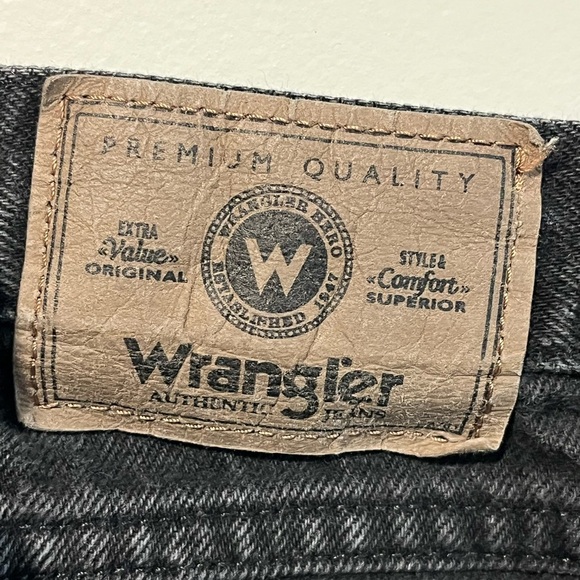 Wrangler Authentic Jeans – Black Denim, Comfort Fit, Size 42x32 - Picture 2 of 11